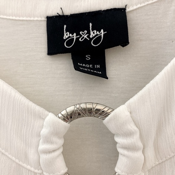 New- by & by White Overlay Cold Shoulder Arms Top - Picture 6 of 7